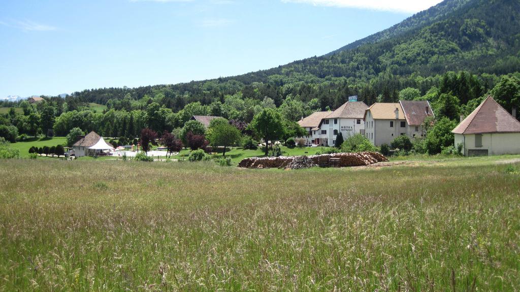 Hotel Restaurant Le Traineau Clelles Exterior foto
